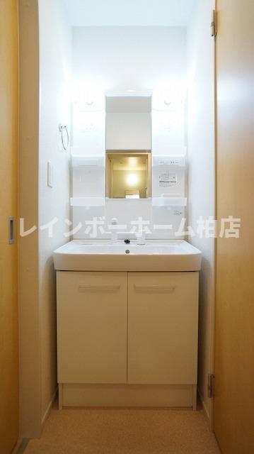 洗面設備　シャワー付き洗面台です