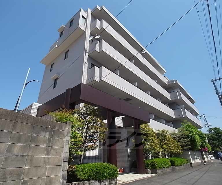 京都市東山区石泉院町のマンションの建物外観