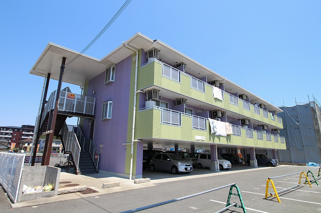 泉佐野市中町のアパートの建物外観