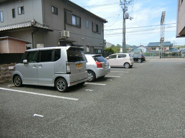 【カタヤビルの駐車場】