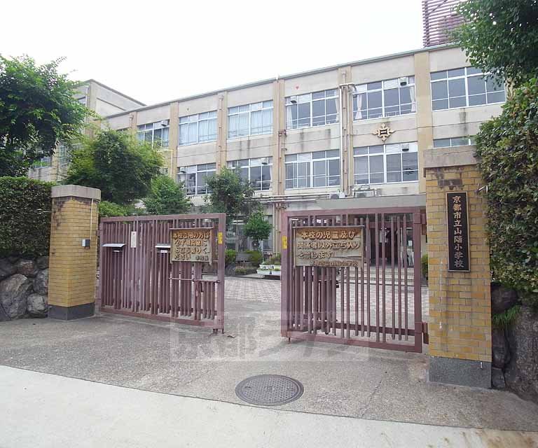 【京都市山科区西野野色町のアパートの小学校】