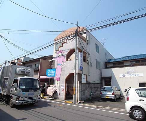 京都市伏見区深草直違橋南１丁目のマンションの建物外観