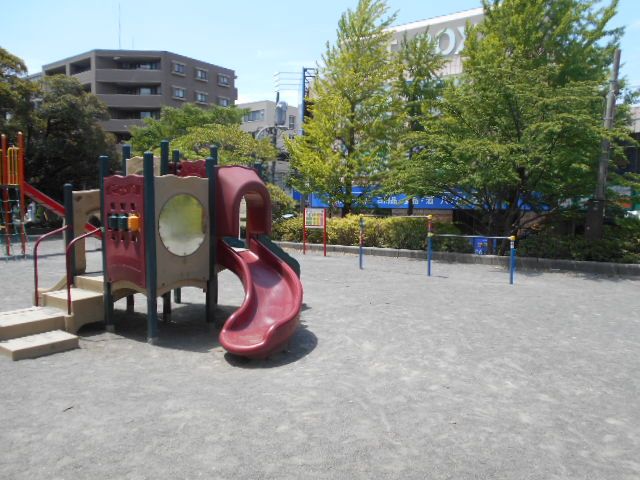 【横浜市青葉区藤が丘のマンションの公園】