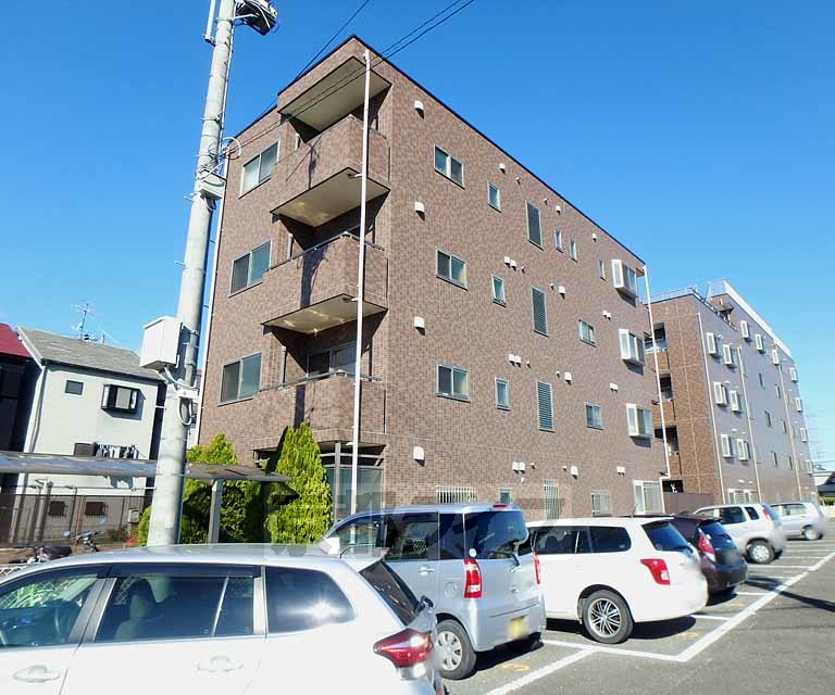 【枚方市田口のマンションの建物外観】