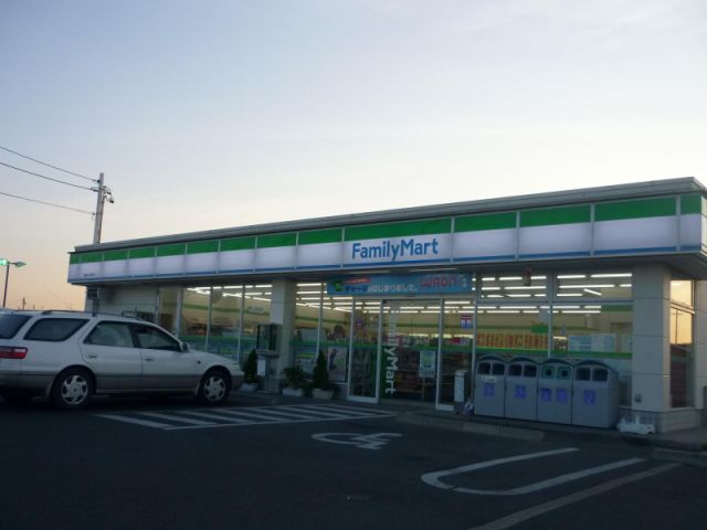 その他　ファミリーマート（その他）まで590m