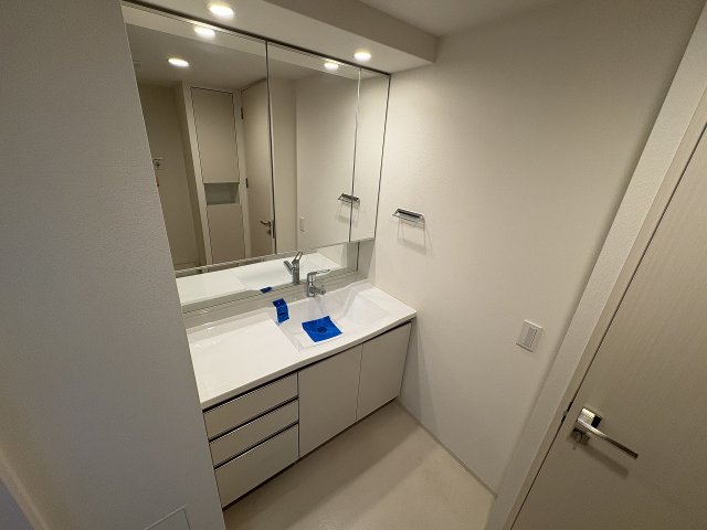 洗面設備　ゆったりとスペースのある洗面所