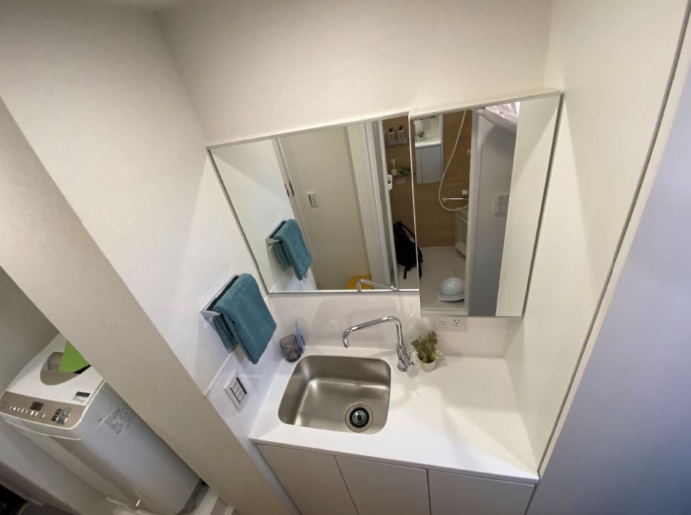 洗面設備　独立洗面化粧台（※モデルルームのため、小物類は付きません）