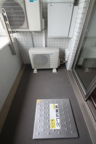 バルコニー　暖かな日差しのふりそそぐバルコニー