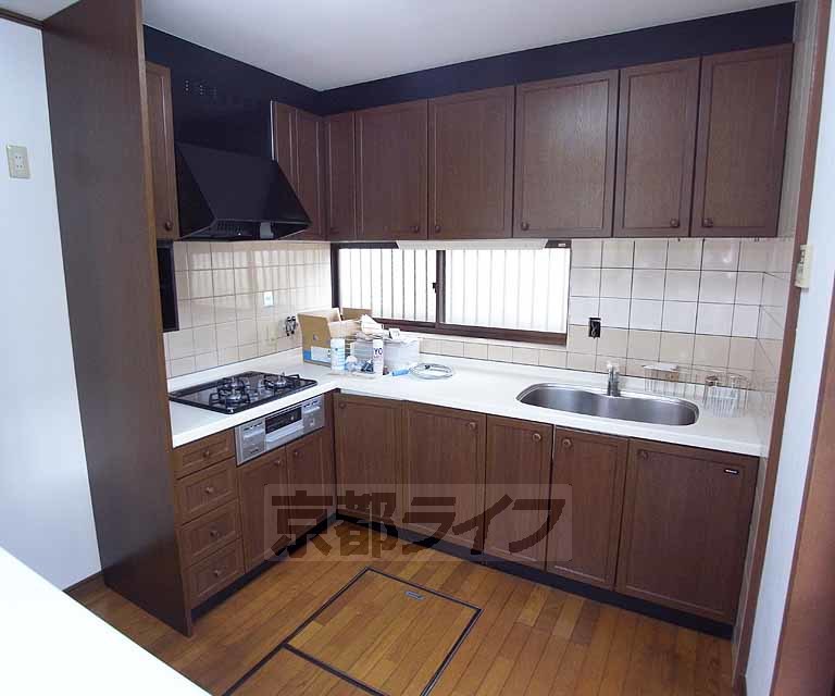 キッチン　３口ガスコンロ付きのシステムキッチン