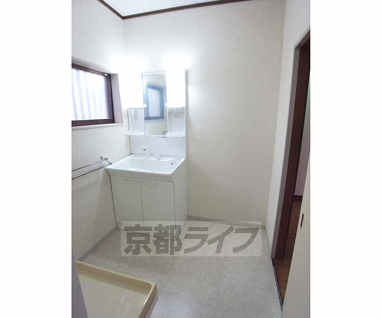 洗面設備　新しいシャンプードレッサーに入れ替え