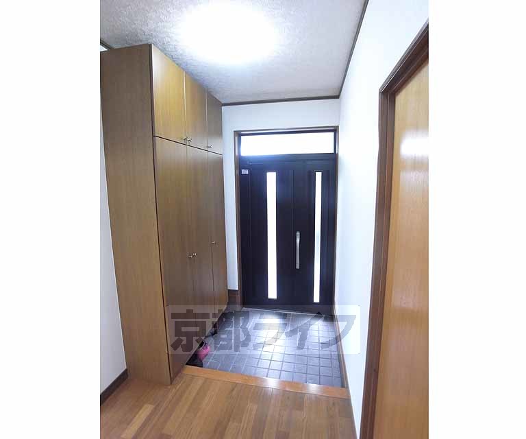 玄関　ゆとりのある玄関。収納力のあるシューズボックス