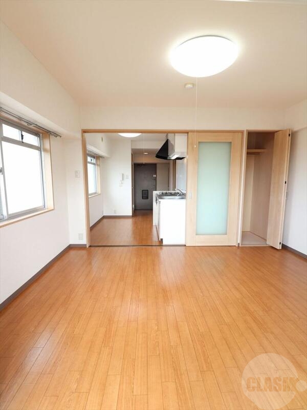 居室・リビング　５帖のＤＫ、６．４帖の洋室です。