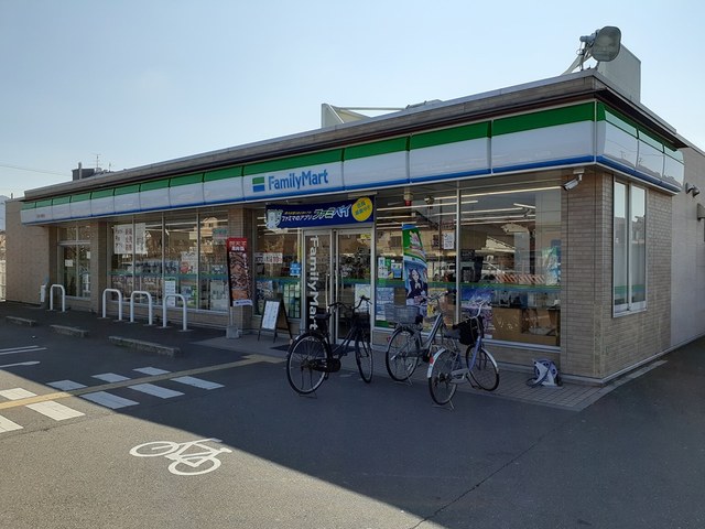 コンビニ　ファミリーマート様（コンビニ）まで170m