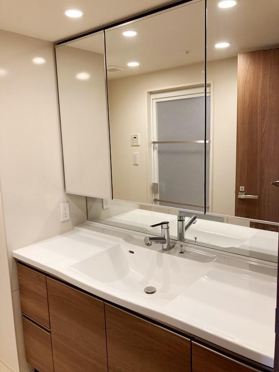 洗面設備　スペースが確保できる洗面所です