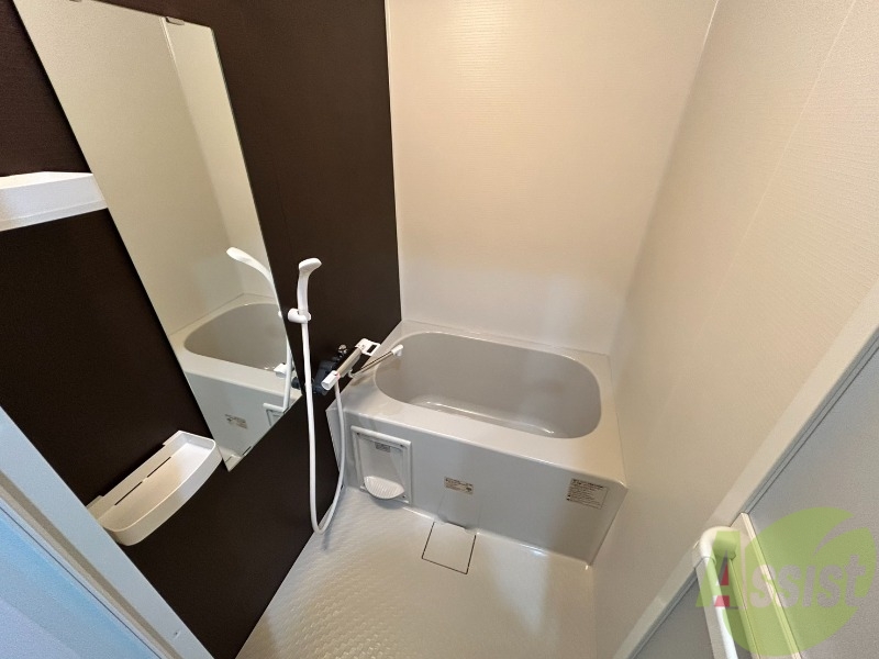 バス・シャワールーム　お風呂はゆったりと入るには充分な広さです。