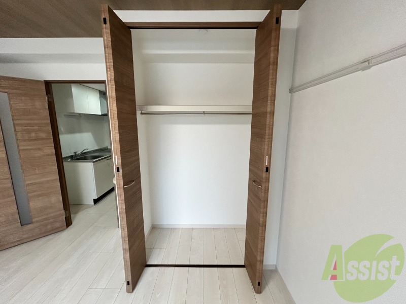 収納　背の高い収納にはコートなども入れておけます。