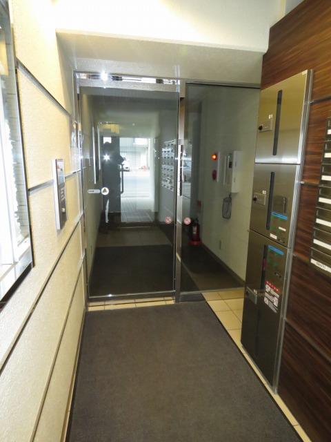 エントランス　宅配ボックス付きでとても便利です♪