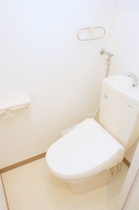 トイレ　温水洗浄便座付きです♪