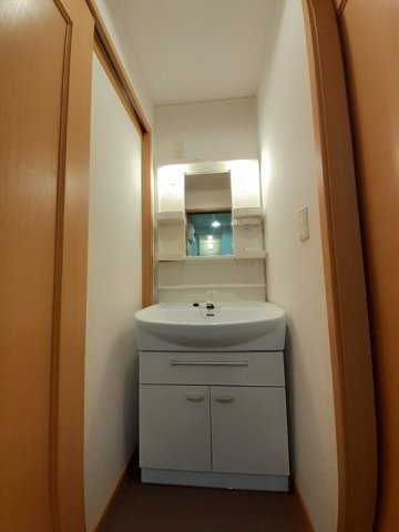 洗面設備　ゆったりとスペースのある洗面所