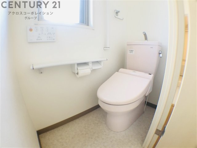 トイレ　温水洗浄便座付きのトイレです♪