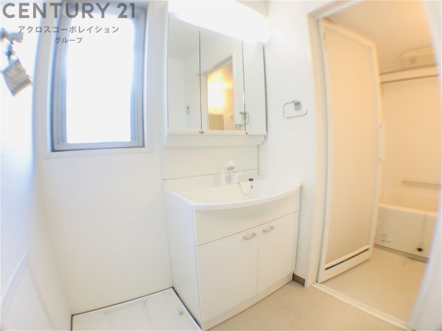 洗面設備　洗面所内に窓があり換気ができます♪