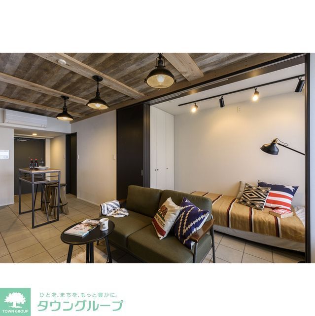 居室・リビング　家具・調度品等は配置例です。実際の賃貸住居には含まれません。