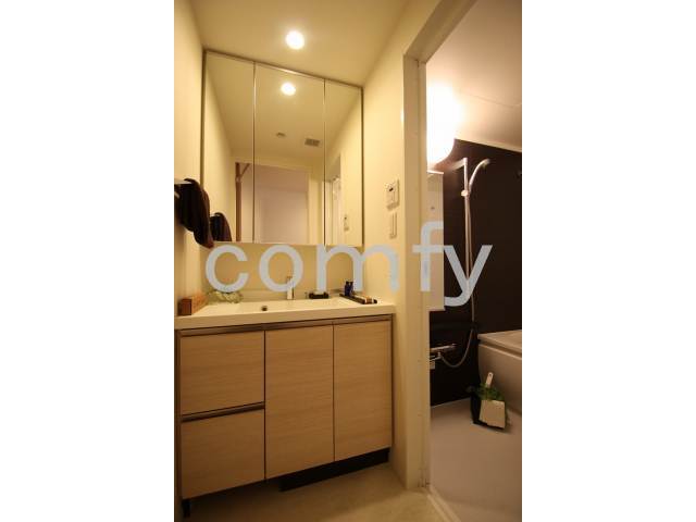 洗面設備　清潔感のあるパウダールーム