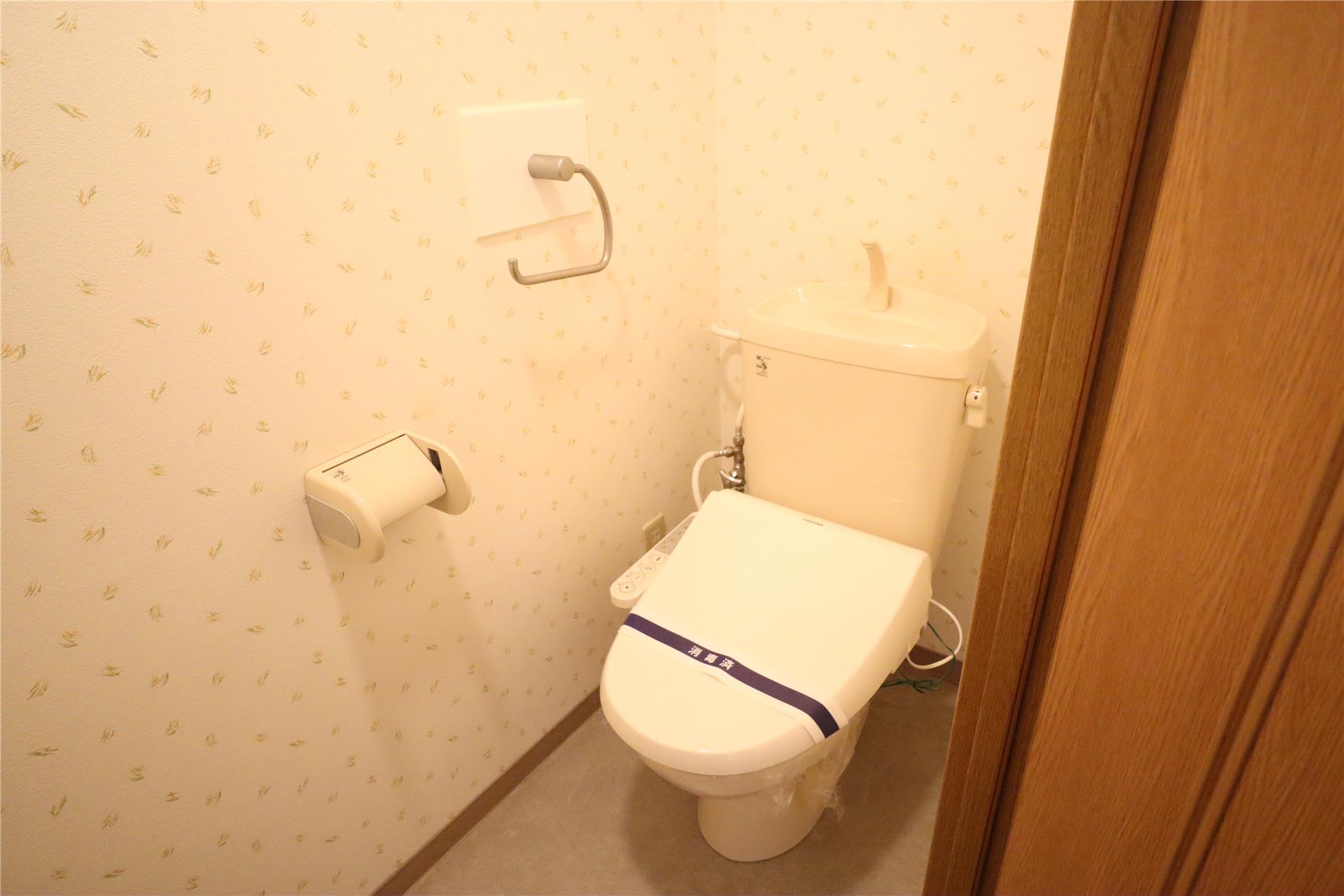 トイレ　同タイプ反転の画像です。