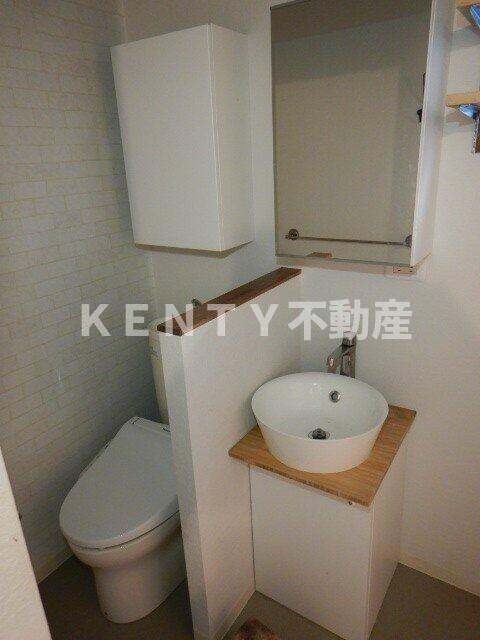 トイレ　落ち着いた色調のトイレです