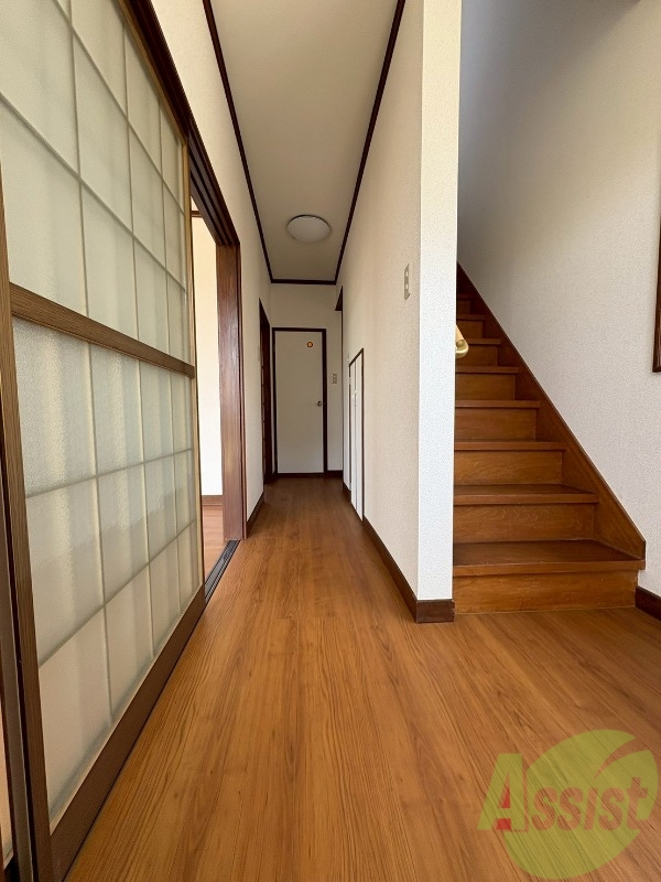 玄関　こちらは玄関になります。照明設備もございます。