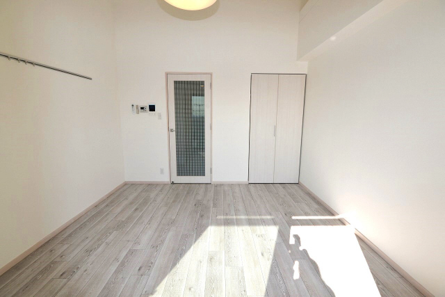 居室・リビング　写真は同物件の他の部屋です。天井高は異なります