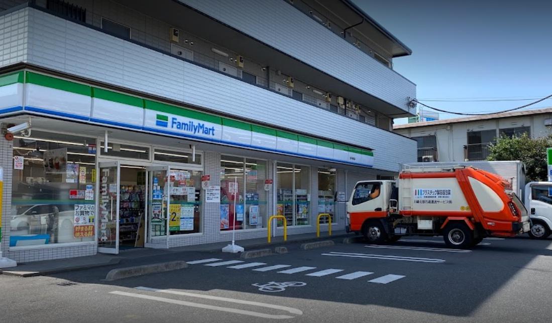 コンビニ　ファミリーマート 登戸新町店（コンビニ）まで1018m