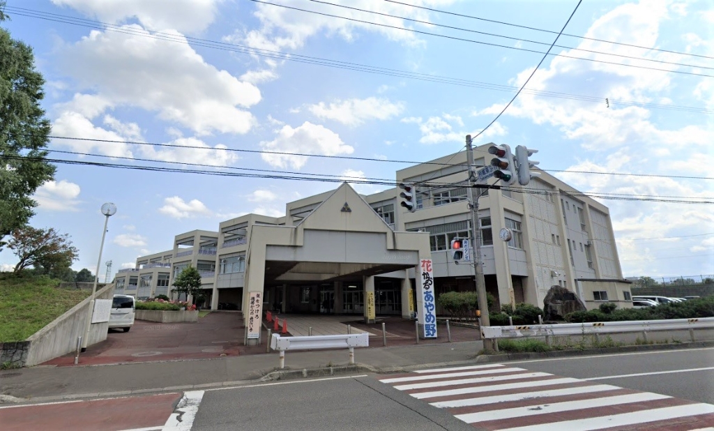 中学校　札幌市立あやめ野中学校（中学校）まで505m