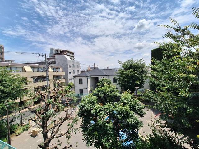 眺望　バルコニーからの景色☆前は公園で開けています