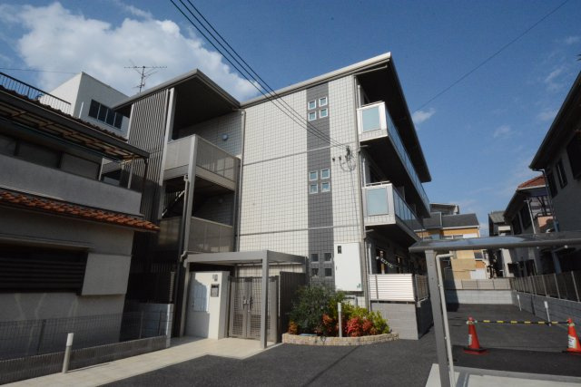 建物外観　オートロックで外部の人間が簡単に出入りできないため安心です。