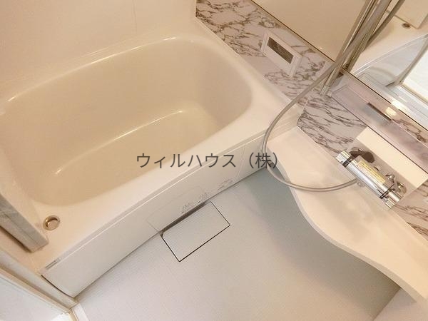 バス・シャワールーム　浴室乾燥機、追焚機能付の広々バスルーム！