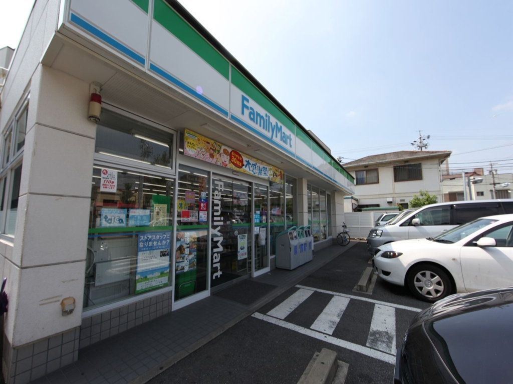 コンビニ　ファミリーマート 昭和安田通三丁目店（コンビニ）まで382m