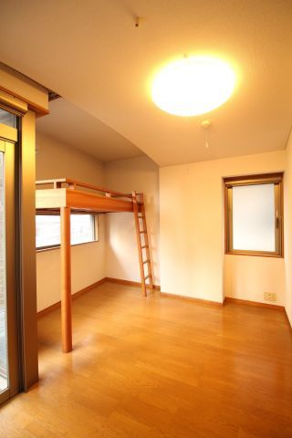 華姿ビルの居間写真