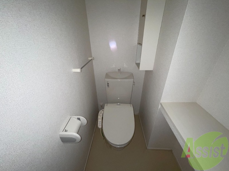 トイレ　トイレは温水洗浄便座です。備品の収納もできます。