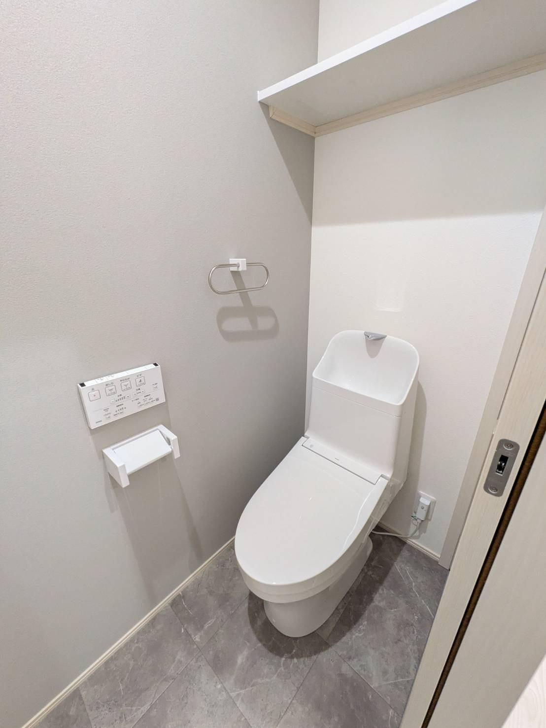 トイレ　トイレ上にも収納