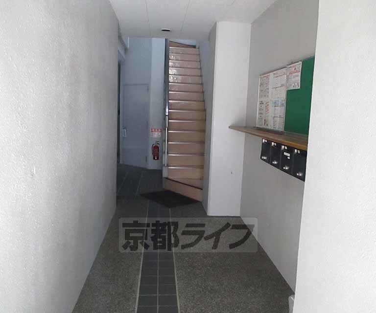 【宇治市五ケ庄のマンションのロビー】