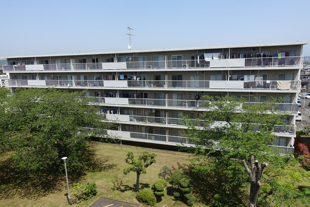 横浜市金沢区六浦南のマンションの建物外観