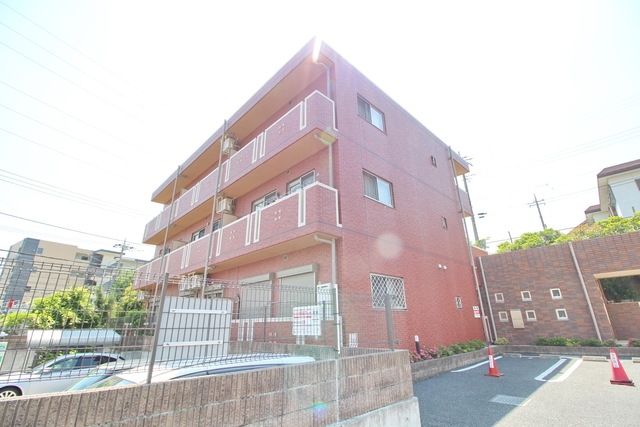 横浜市青葉区鴨志田町のマンションの建物外観