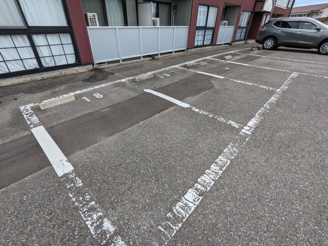 【滑川市沖田新のアパートの駐車場】