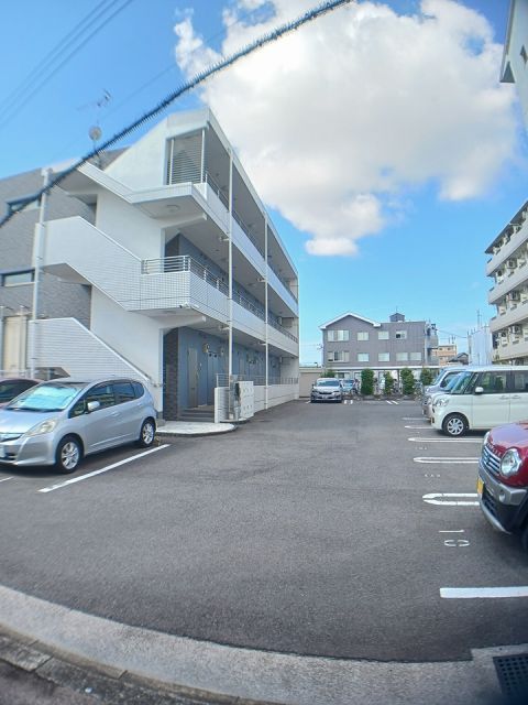 【松山市朝生田町のマンションの駐車場】