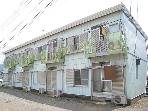 秦野市千村のアパートの建物外観