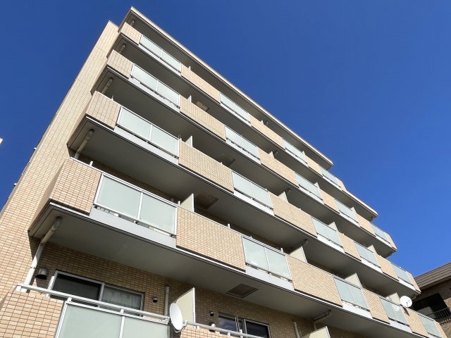 【川口市西青木のマンションの建物外観】