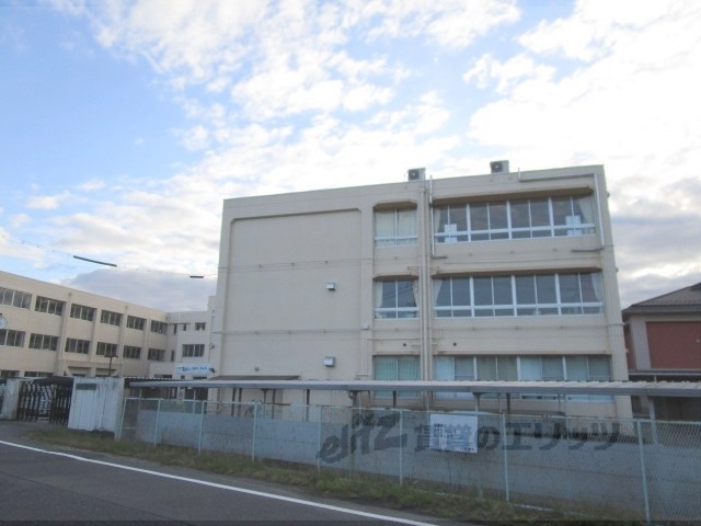 【甲賀市甲南町野田のアパートの中学校】