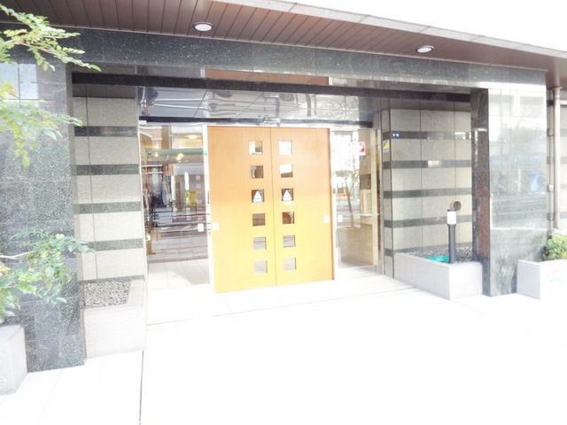 【八王子市横山町のマンションのエントランス】