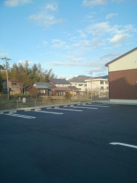 【鯖江市神明町のアパートの駐車場】